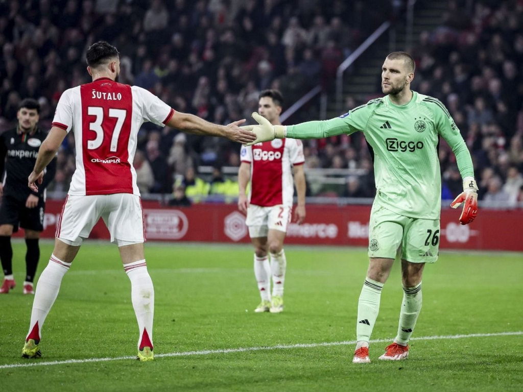 7 Save Krusial Maarten Paes Debut Ajax