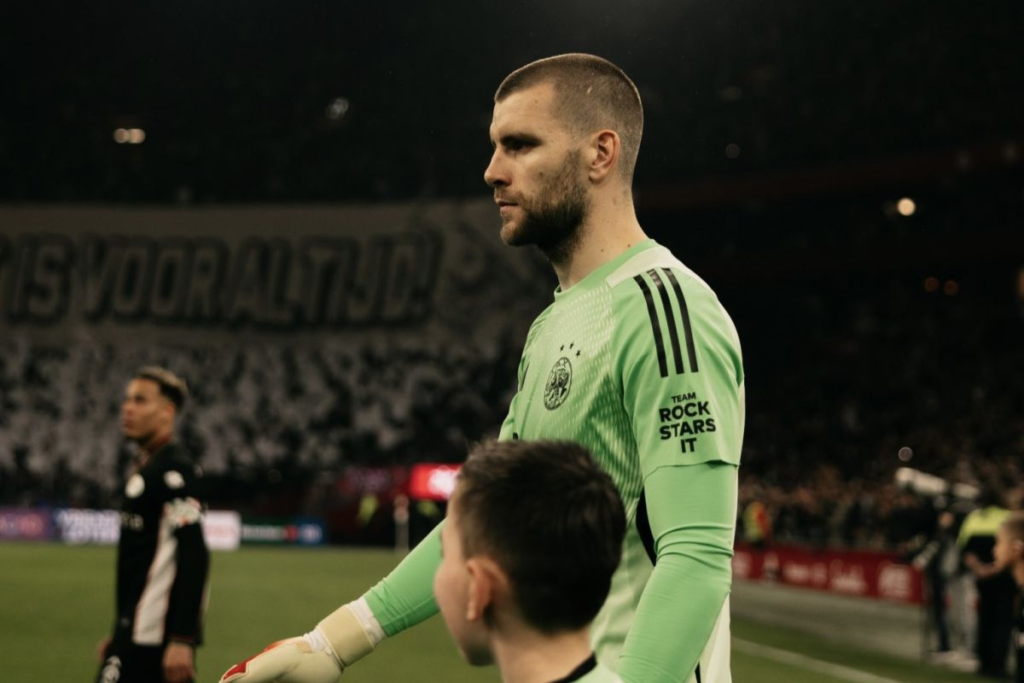 Tanggapan pelatih Ajax Debut Maarten Paes