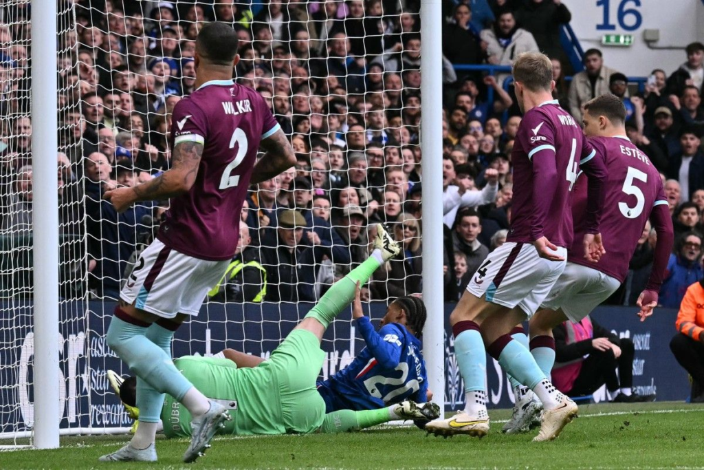 Hasil Chelsea vs Burnley kartu merah Wesley Fofana