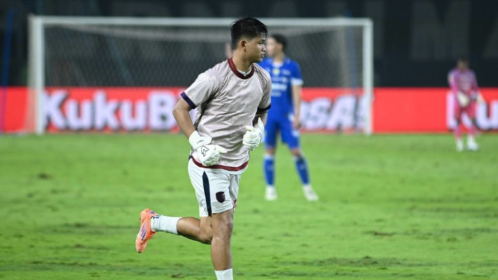 Momen Hokky Caraka Jadi Kiper Dadakan