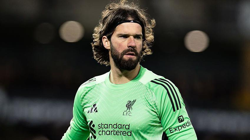 Alasan Alisson Dicoret dari Skuad Liverpool