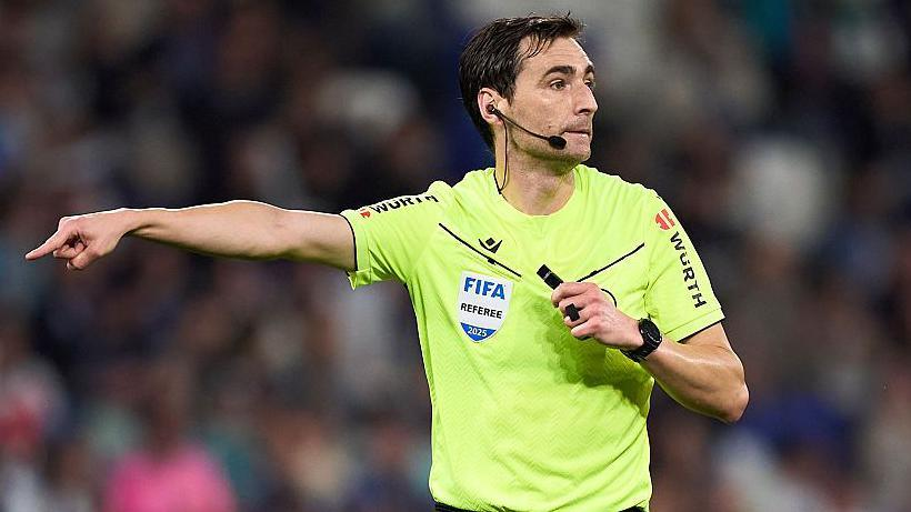 Ricardo De Burgos Bengoetxea Wasit Barcelona vs Atletico